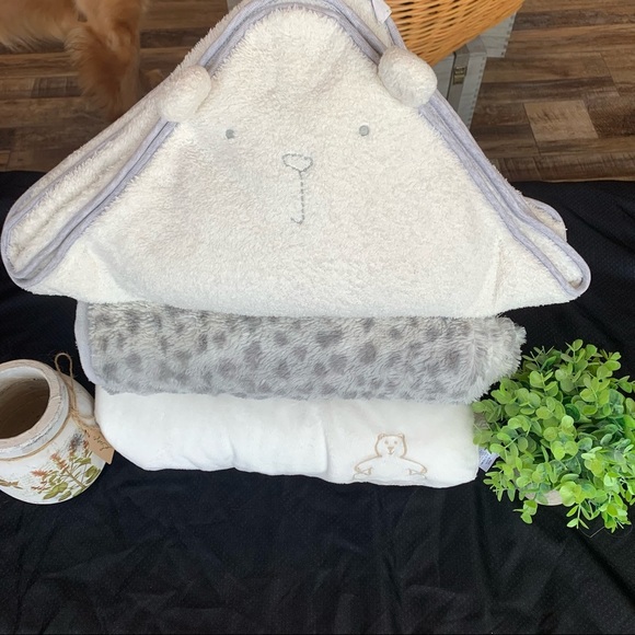 (2) Baby GAP Blankets & (1) Pottery Barn Baby Blanket - Picture 12 of 12